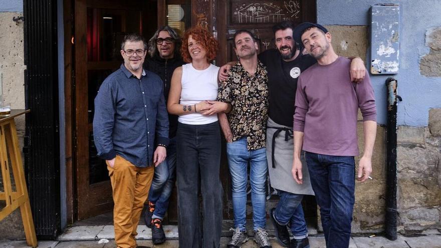 Los nuevos propietarios y trabajadores del bar Lanbroa posan en la entrada del local momentos antes de su reapertura en la calle Descalzos.