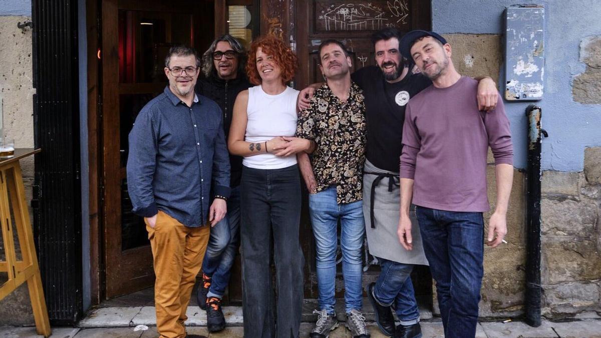 Los nuevos propietarios y trabajadores del bar Lanbroa posan en la entrada del local momentos antes de su reapertura en la calle Descalzos.
