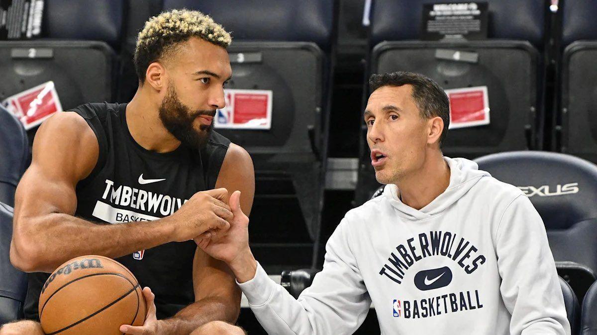 Pablo Prigioni da instrucciones a Rudy Gobert antes de un partido de los Minnesota Timberwolves.