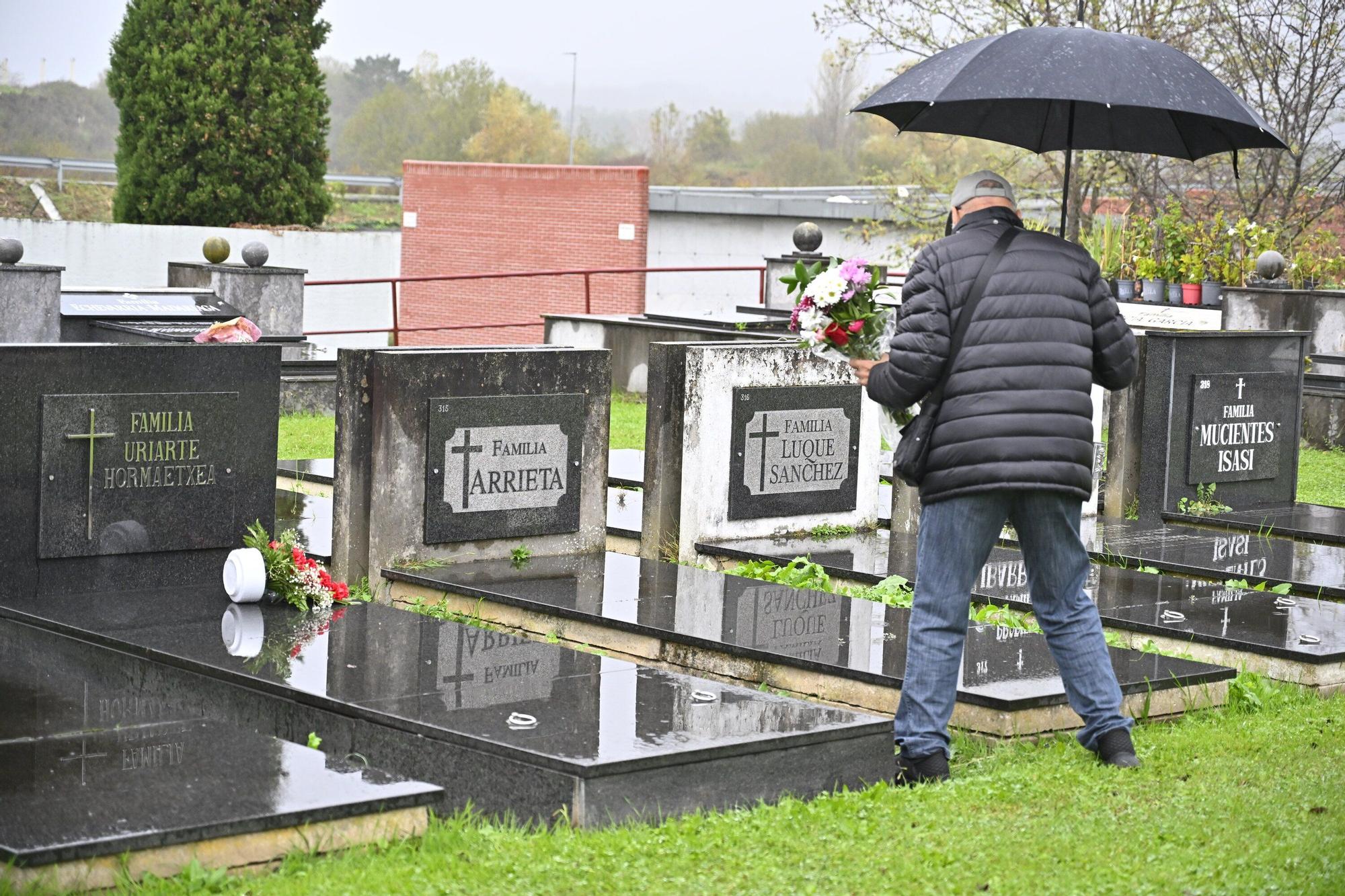 En imágenes: así se vive el día de Todos los Santos en el cementerio de Bilbao