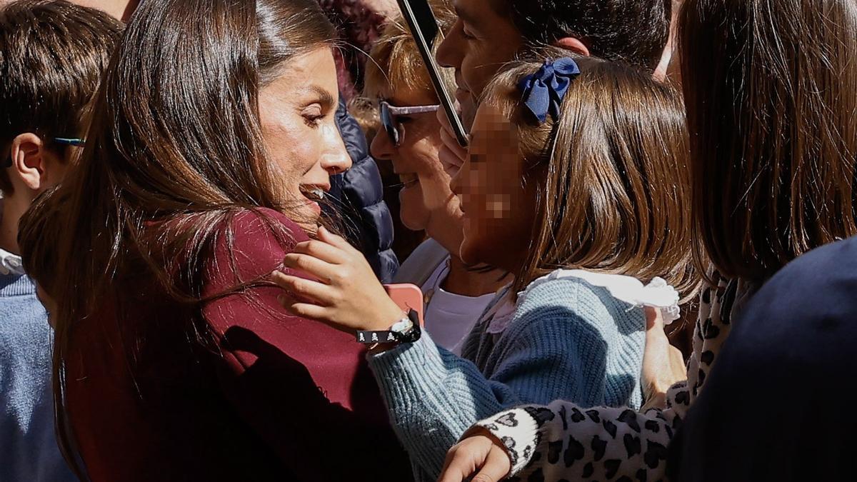 Letizia saluda a una niña a las puertas del Ayuntamiento de Viana.