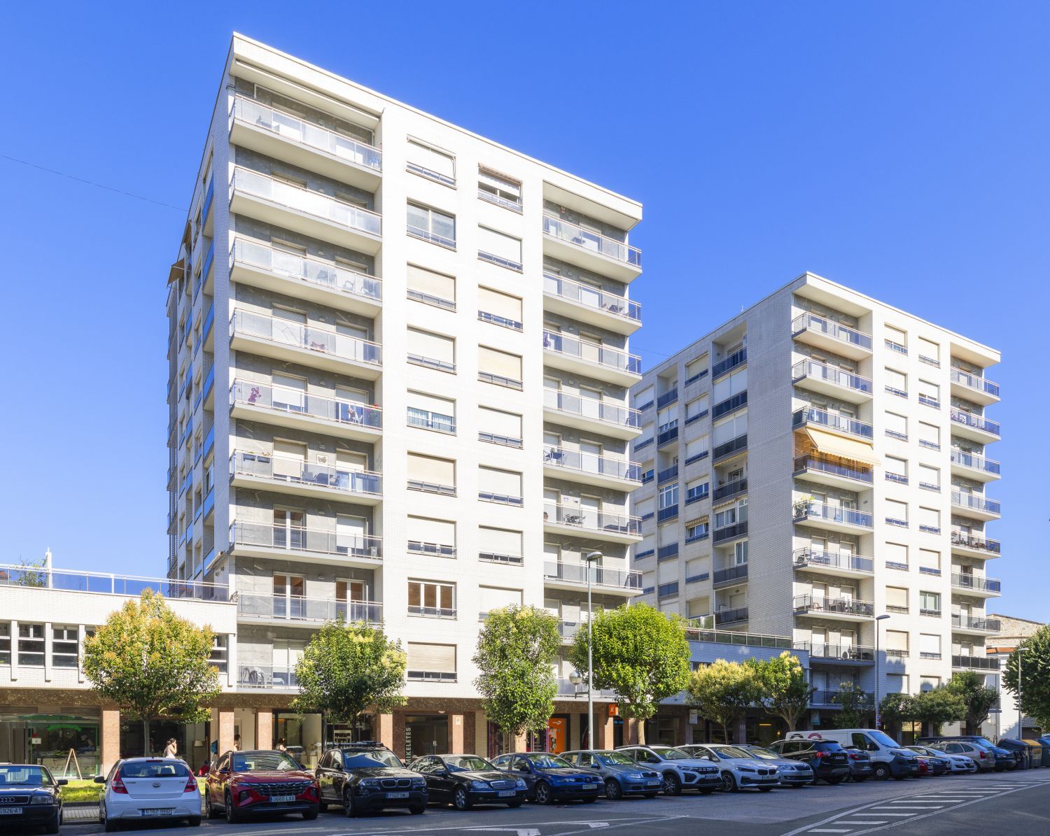 Próximo a la playa de Ondarreta piso con terraza en buen estado con trastero y garaje cerrado cercano a vivienda