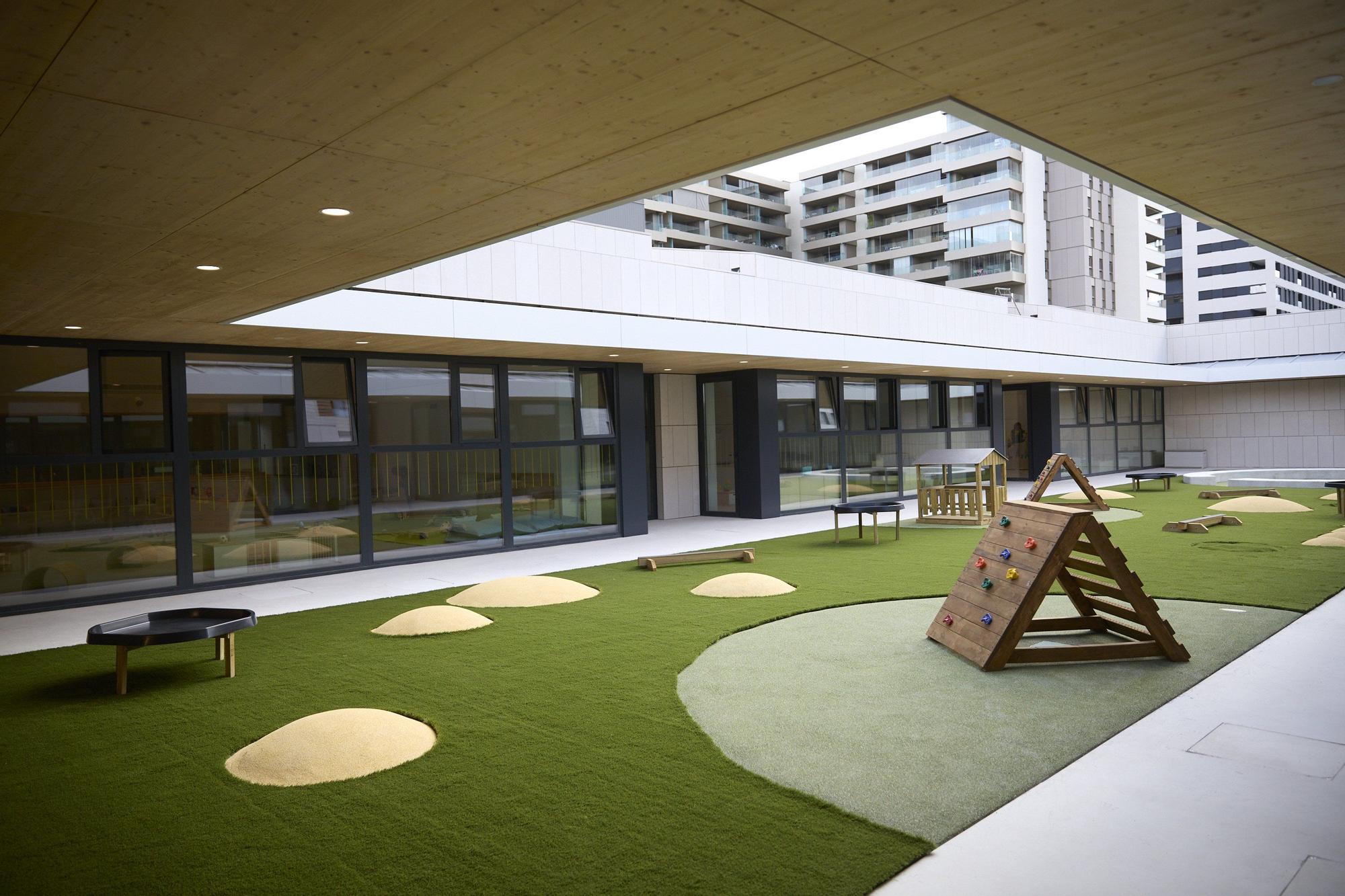 Fotos de la visita de María Chivite a la nueva Escuela Infantil de Erripagaña