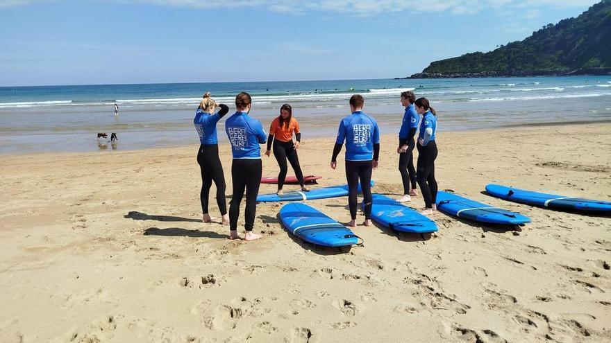 Disfruta de las últimas olas del verano en esta escuela de surf apta para todos los niveles