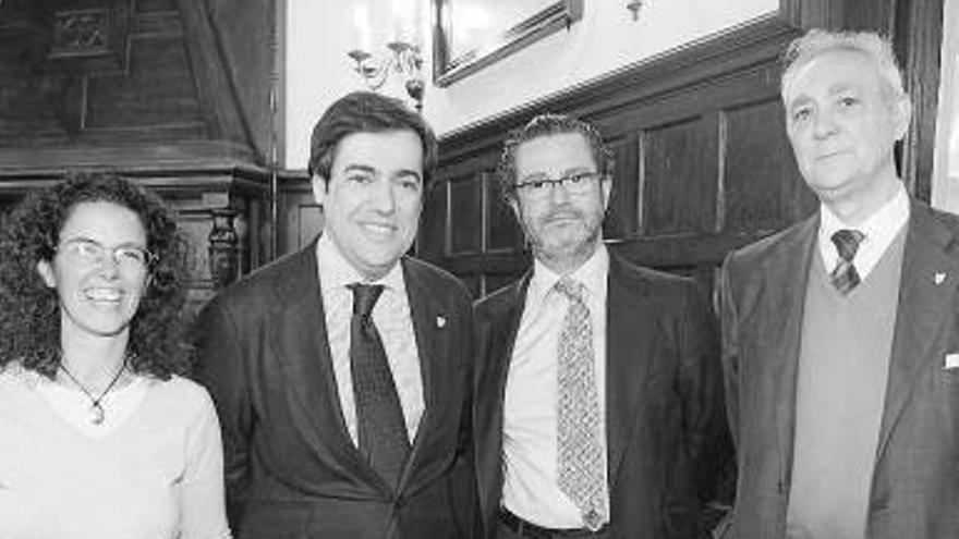 Beatriz Marcos, Fernando García Macua, Javier Bikarregi y Julio García, momentos antes del comienzo del almuerzo.