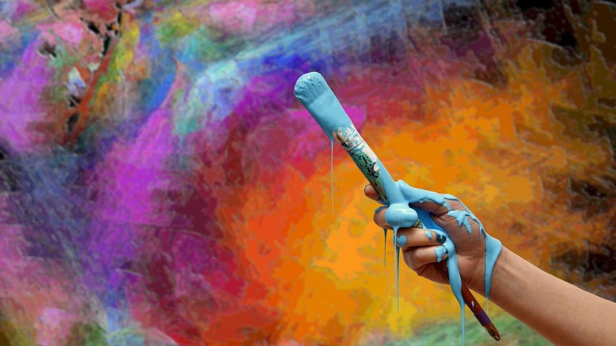 Una persona pintando una pared.