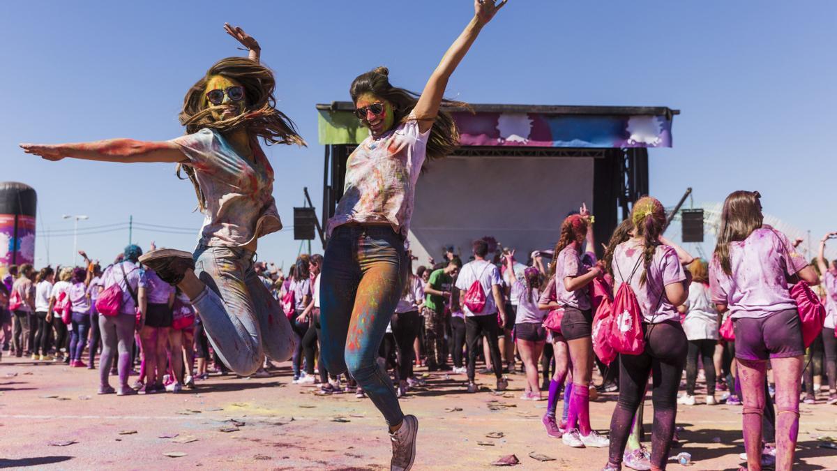 Bi neska musika jaialdi batean.