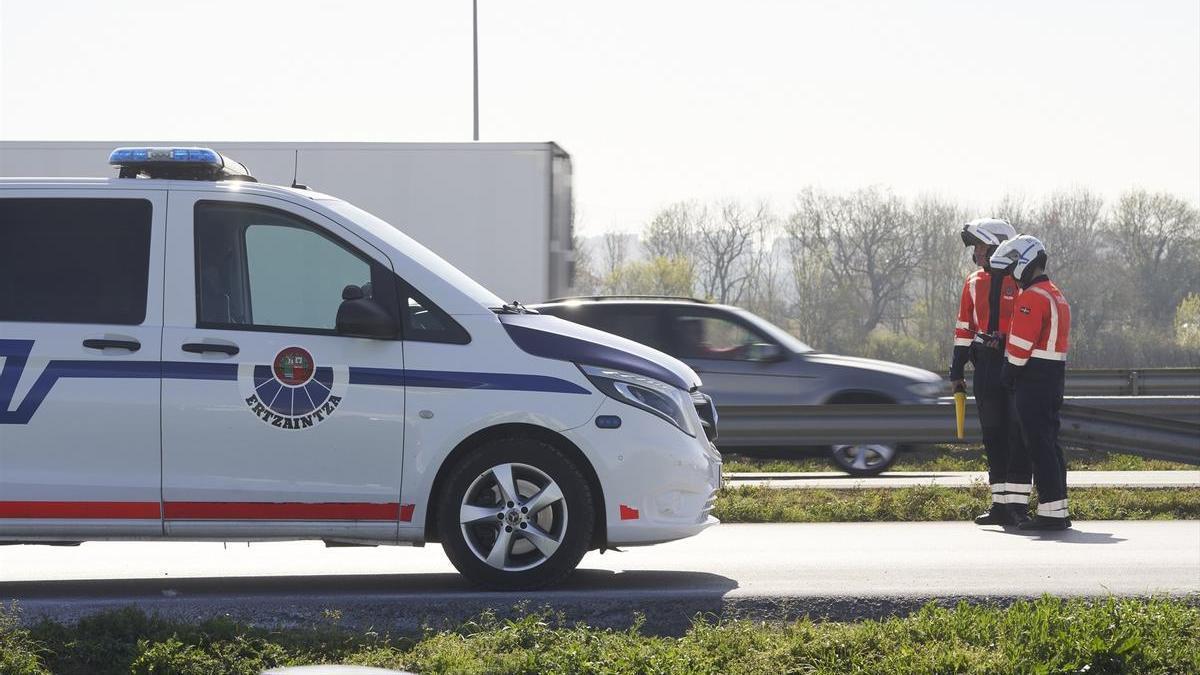 Un control de la Ertzaintza en una foto de archivo.