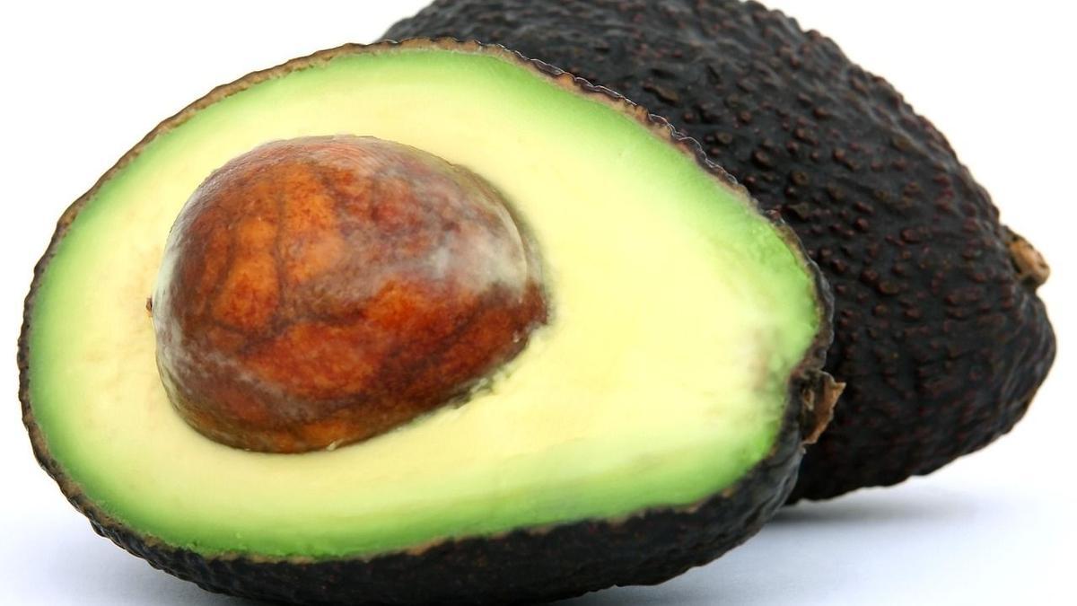 El aguacate es una fruta nutritiva con grasas saludables, pero hay que moderar su consumo