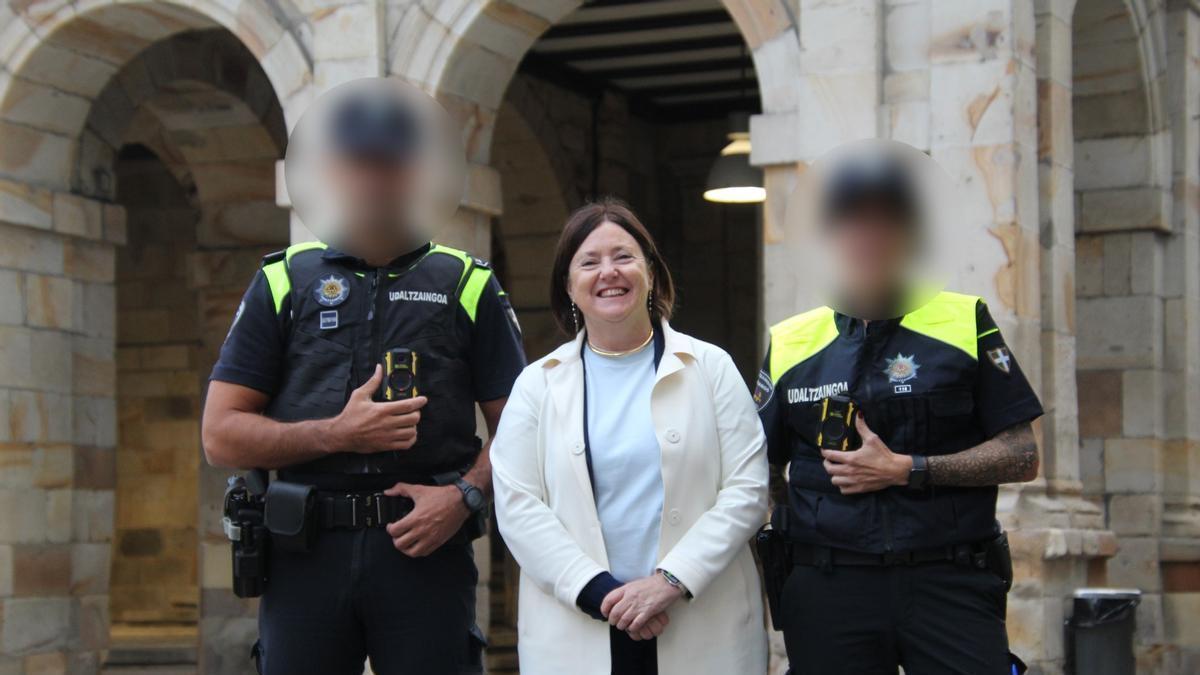 Josune Escota, concejala de Organización, junto a dos agentes.