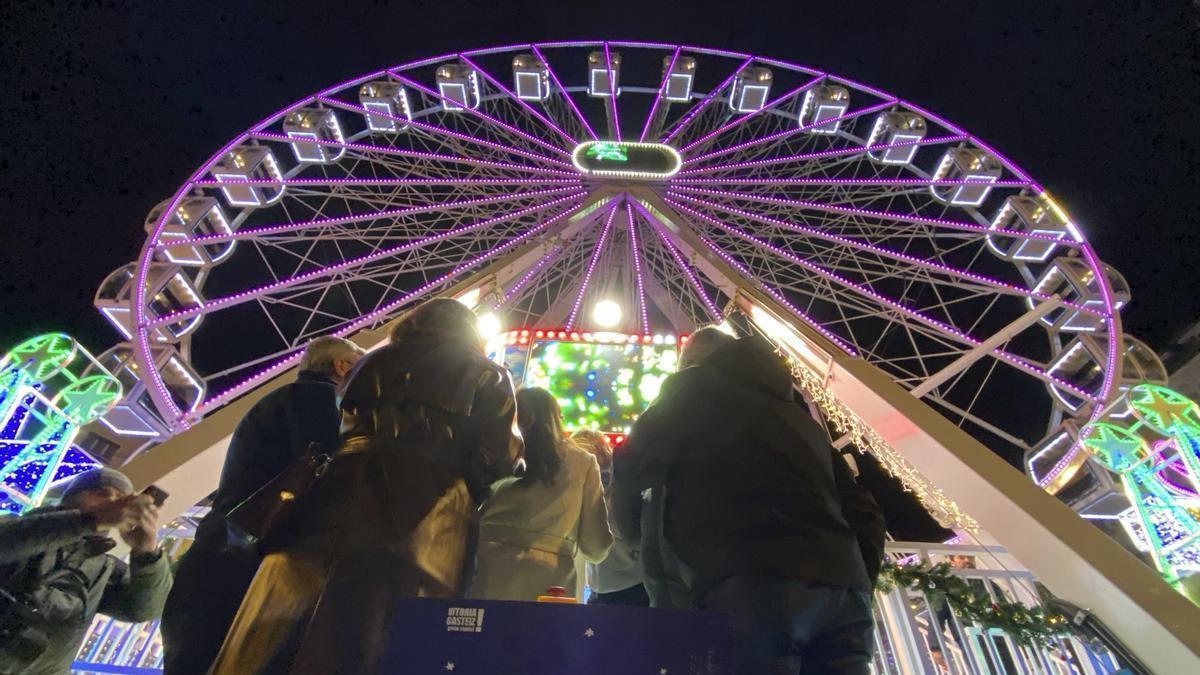 La noria navideña ya gira en la plaza de la Virgen Blanca