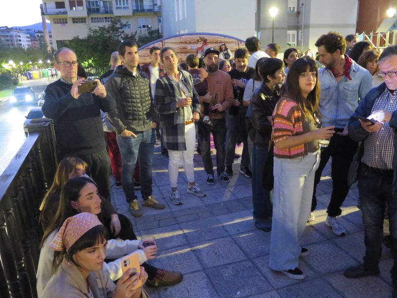 La fiesta de aniversario del bar Eire de Urretxu, en imágenes
