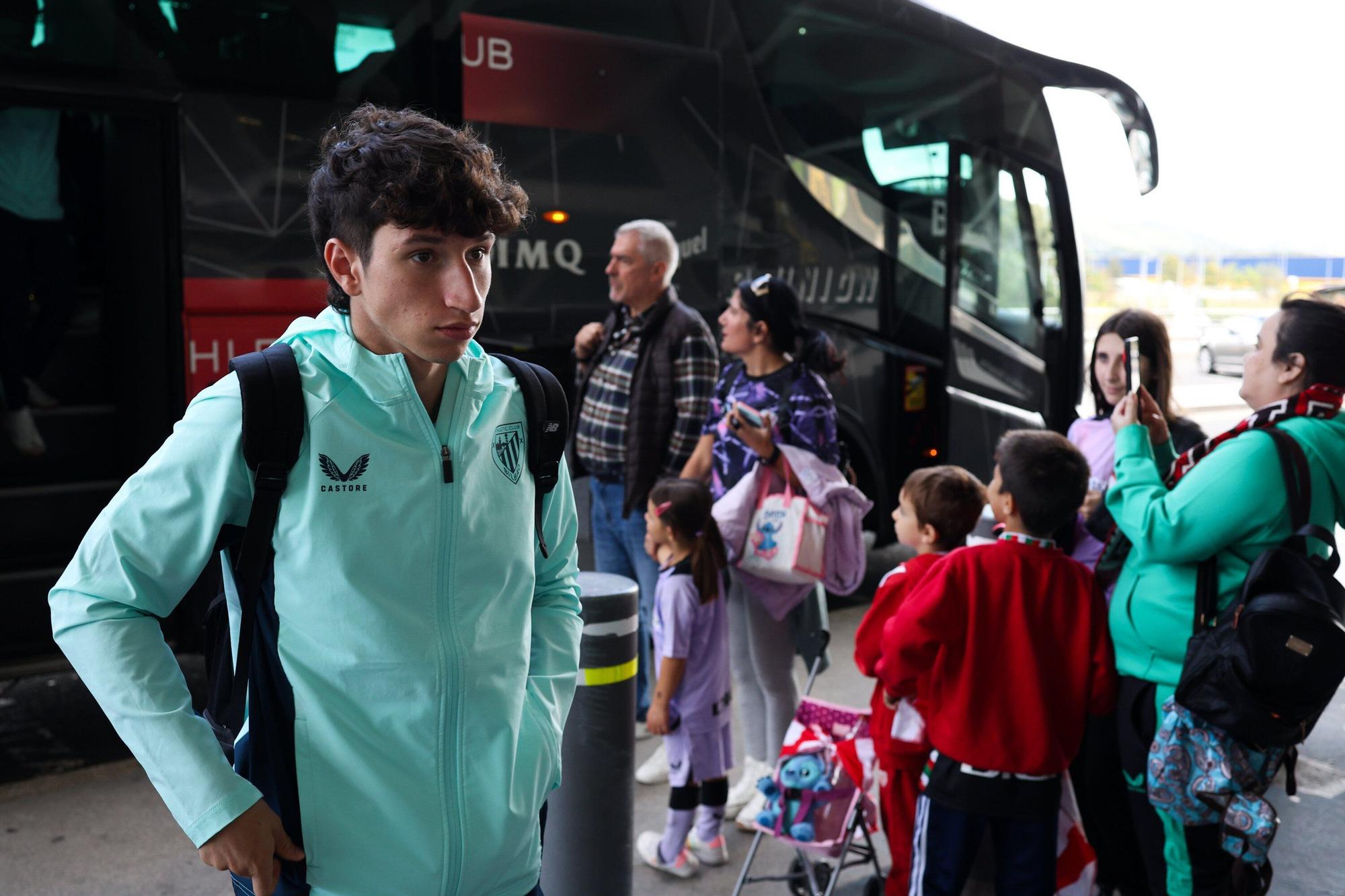Aficionados del Athletic en el aeropuerto de Bilbao antes de viajar a Dortmund