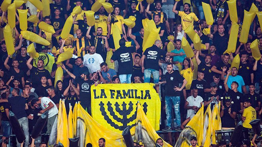 Los ultras del Beitar, el club insignia de la derecha israelí. Foto: Efe