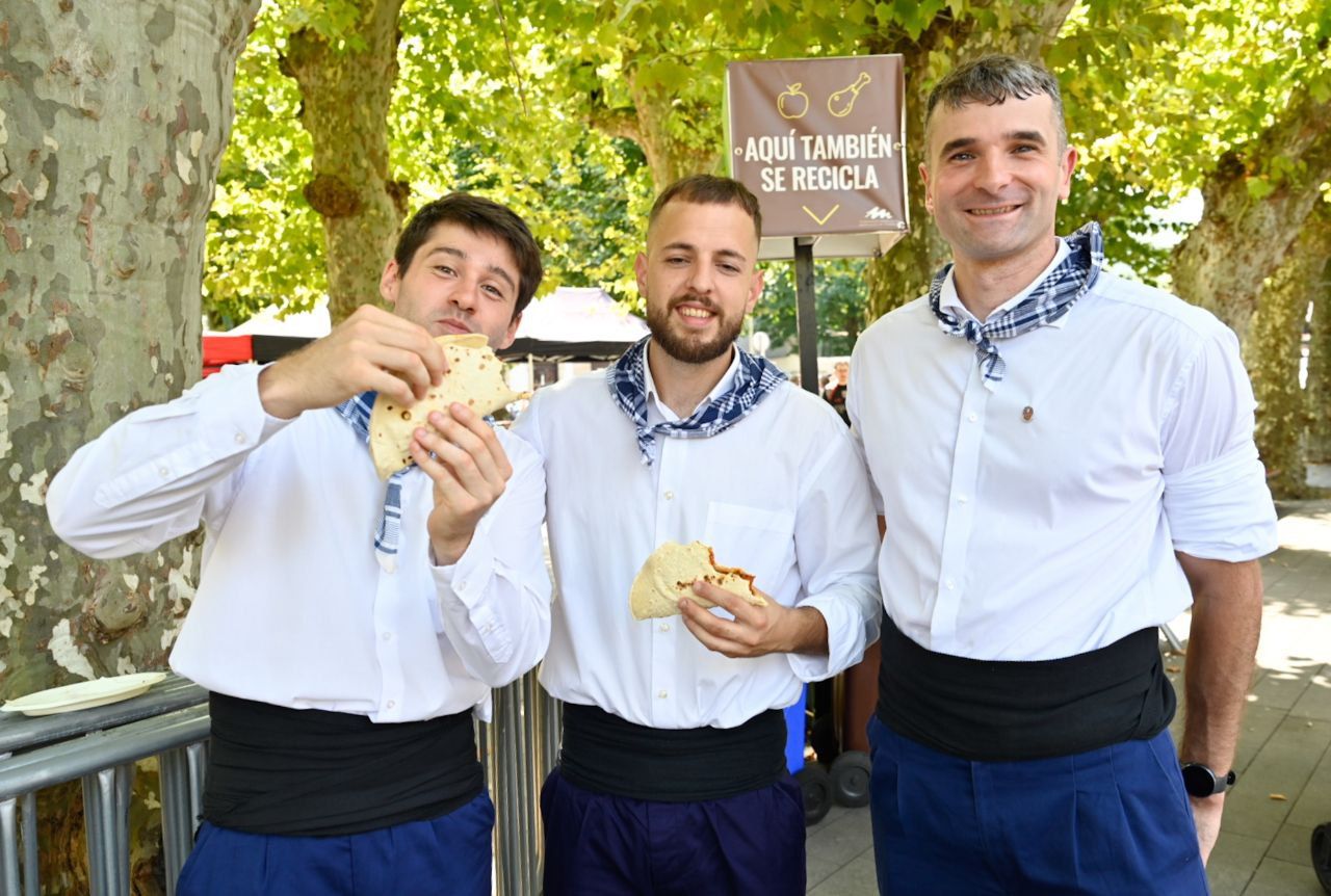 Gran ambiente en el desfile de la Euskal Jira de Irun