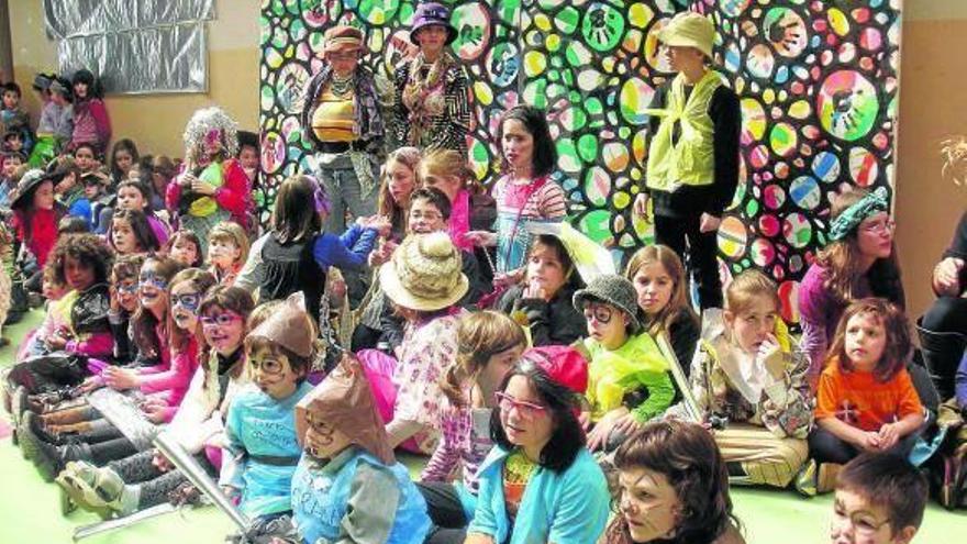 Alumnos de la ikastola Erentzun de Viana, durante la fiesta de Carnaval del centro.