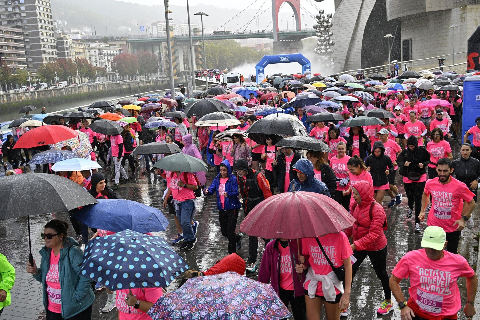 En imágenes: los paraguas tiñen la marea rosa de Bilbao