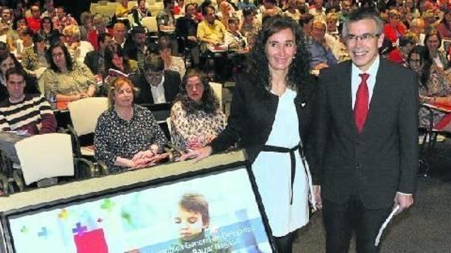 El presidente de Eroski, Agustin Markaide, y Leire Mugerza en la asamblea del grupo cooperativo ayer en el BEC.