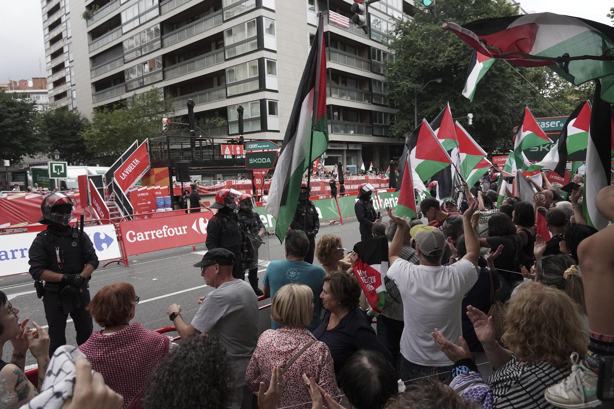 En imágenes: protesta contra el Israel al paso de la La Vuelta por Bilbao