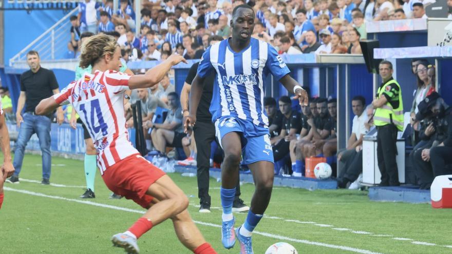 Moussa Diarra busca una salida del Alavés