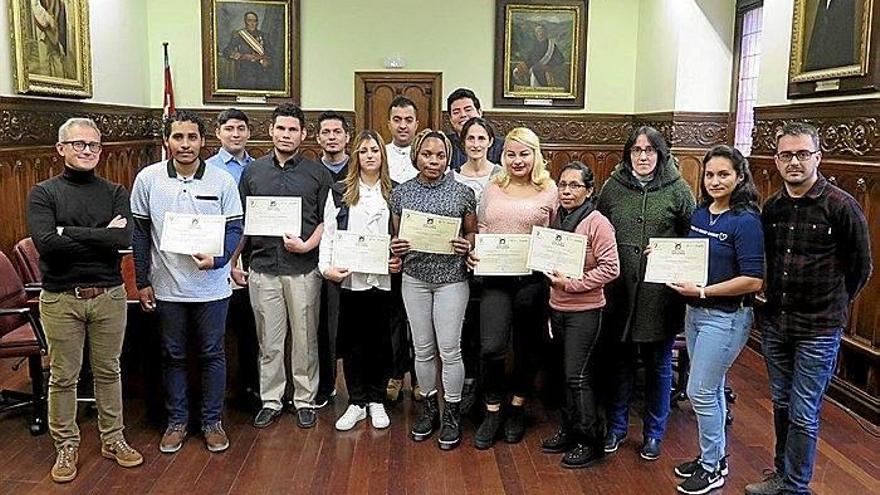 Luqui, Leiva, la concejala Nati Nieves y el técnico Iñaki Arriaran, con los vecinos que recibieron sus diplomas.