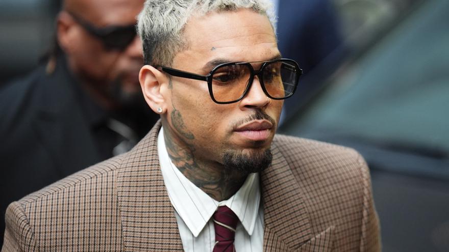 Chris Brown, condenado a ocho meses de cárcel por agredir a un productor musical en una discoteca