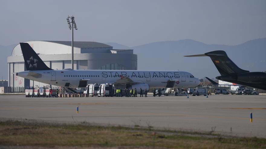 La falsa amenaza de bomba en el wifi de un pasajero de un avión en El Prat abre una "compleja investigación"