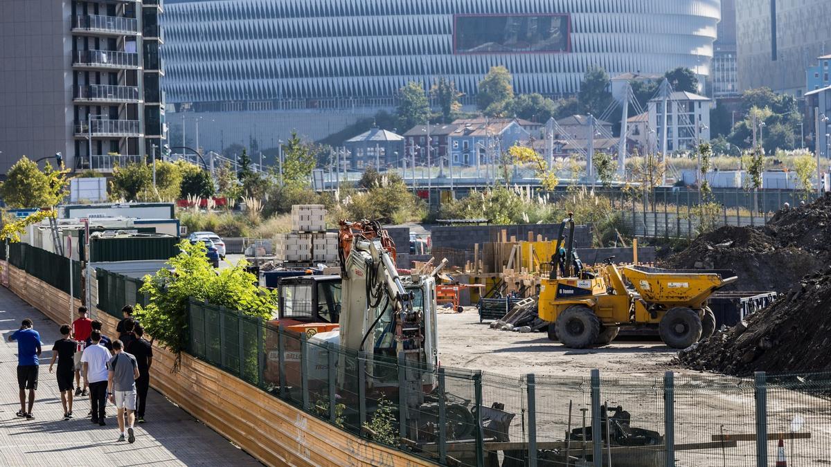 Parcela de Zorrotzaurre en la que se están construyendo alojamientos dotacionales de madera.