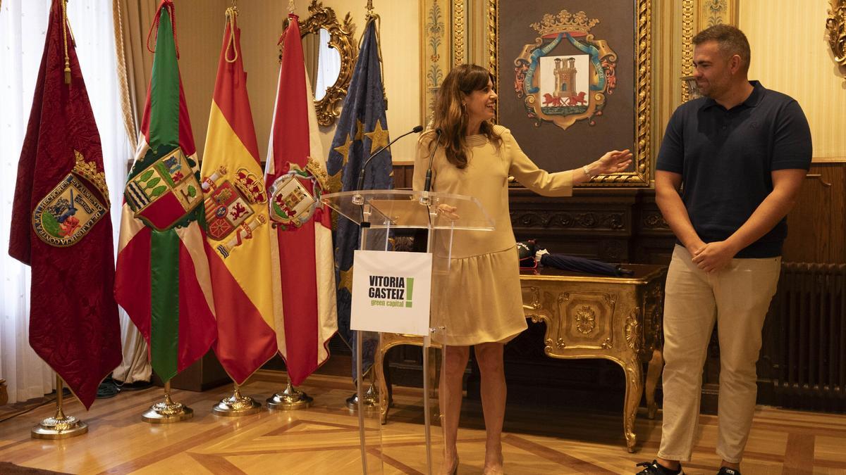 Maider Etxebarria e Iñaki Kerejazu, este viernes en el Ayuntamiento