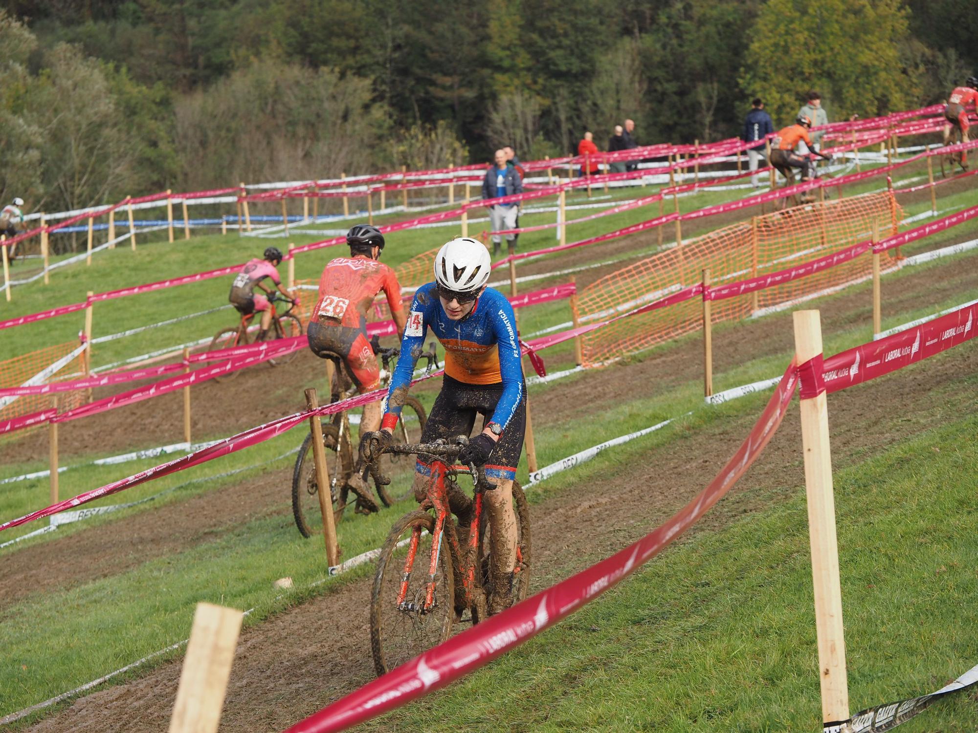 El barro se sumó al espectáculo de ciclocross en Elgoibar