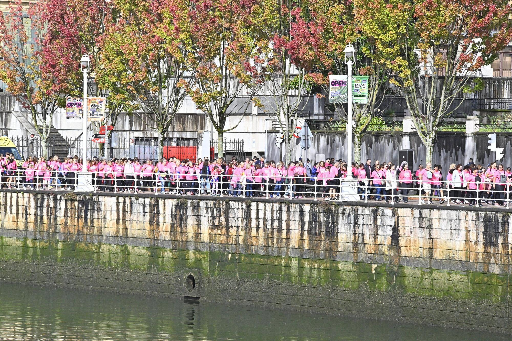 En imágenes: los paraguas tiñen la marea rosa de Bilbao