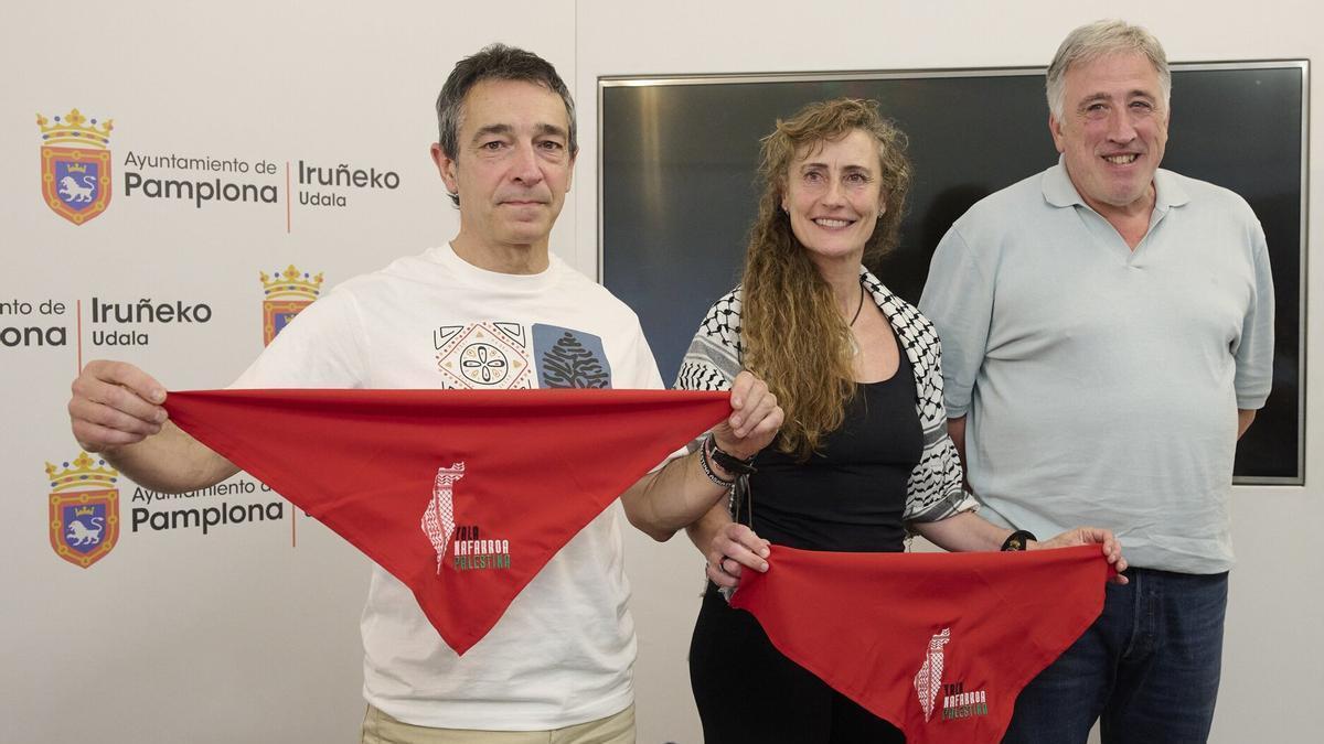 Eduardo Ibero y Lidón Soriano, de Yala Nafarroa por Palestina, con el pañuelico rojo, junto al alcalde de Pamplona.