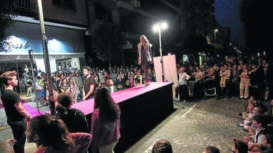 El público acudió en gran número a ver las pasarelas en el primer desfile.