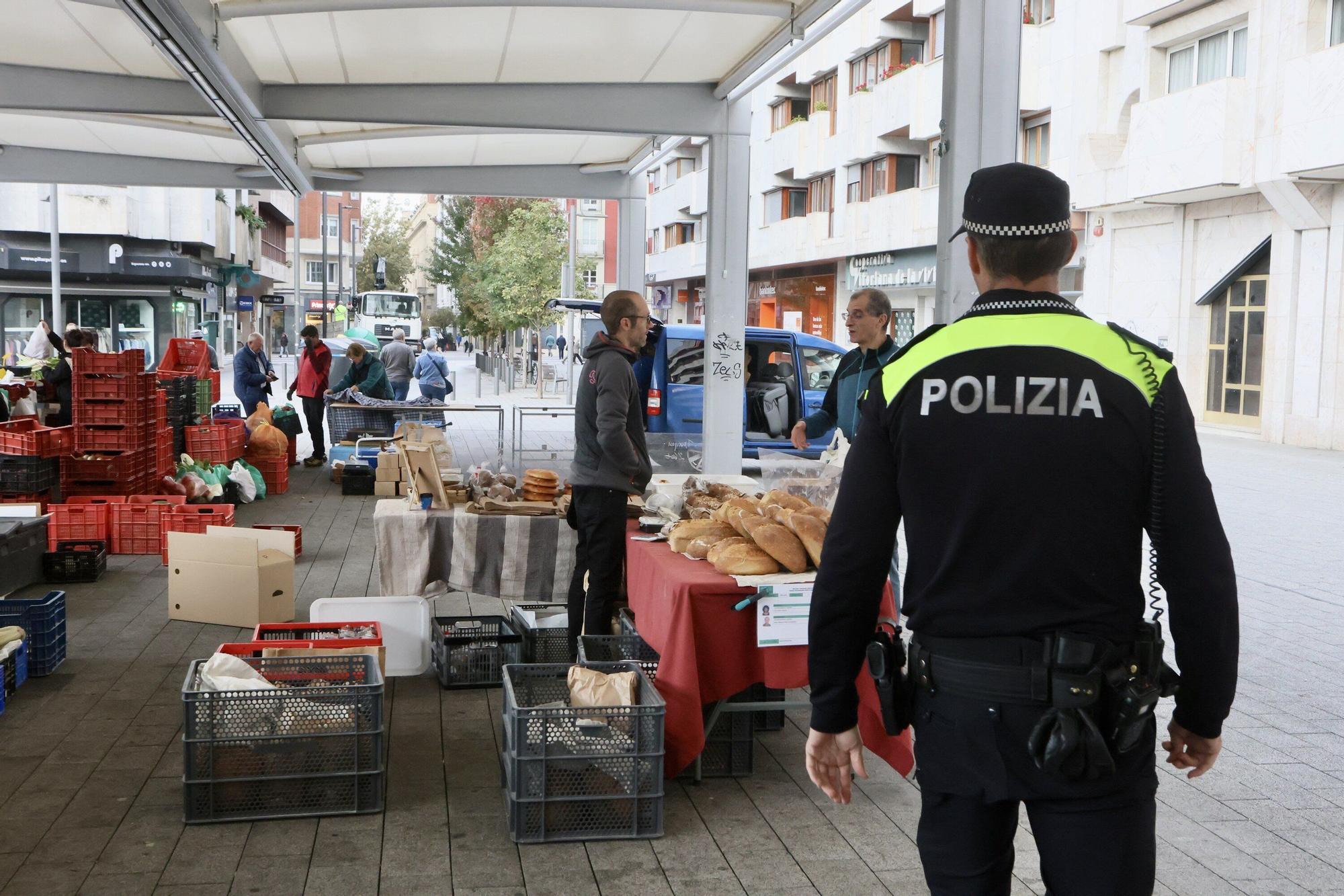 En imágenes: Mayor presencia policial en el mercado de Santa Bárbara