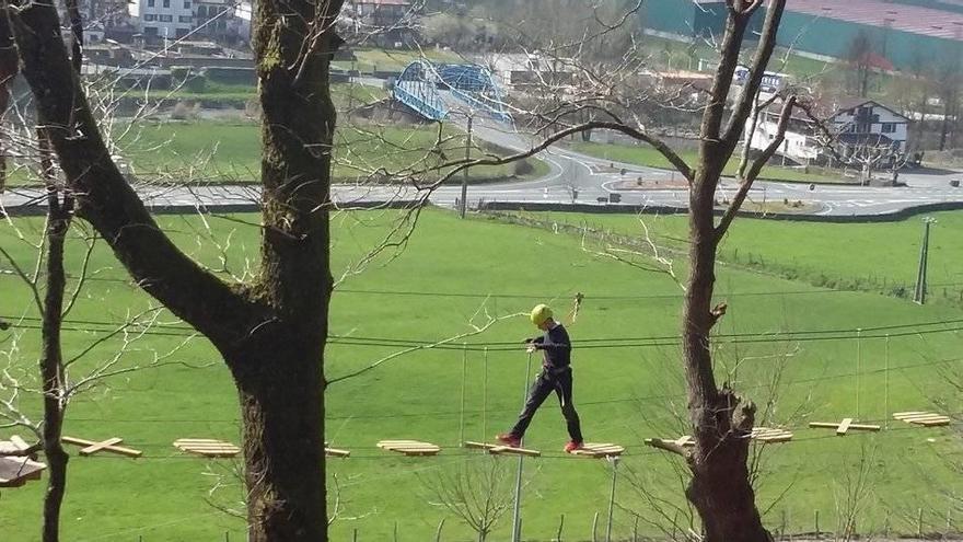 El parque de Narbarte cuenta con más de mil metros de paseo de altura entre árboles.