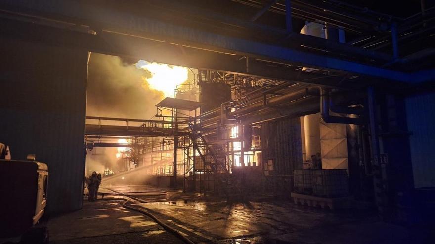 Un incendio en una empresa química en Zaragoza obliga a confinar a los vecinos