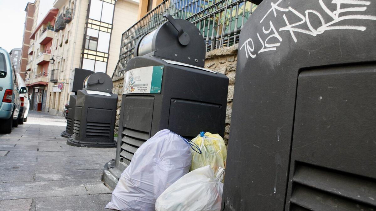 Bolsas de basura en la calle.