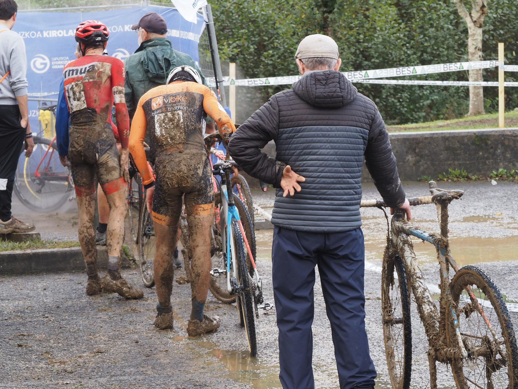 El barro se sumó al espectáculo de ciclocross en Elgoibar