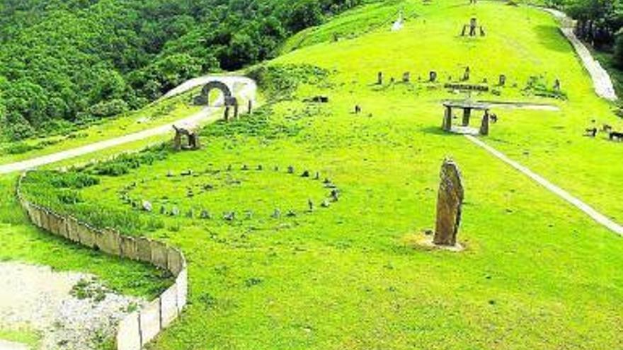 En la imagen de arriba, Perurena posa dentro del caserío Gorrittenea, donde ha creado un museo de herri kirolak y otro dedicado exclusivamente a lapiedra. Las imágenes de abajo muestran distintos planos de Peru-Harri, el museo que los Perurena guardan co