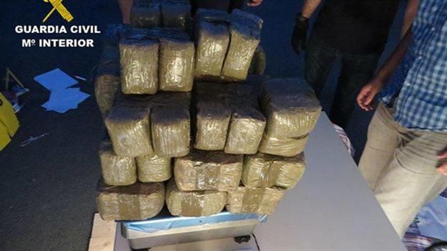 Detenidos tres vizcainos en la desarticulación de una red que introducía hachís en Europa