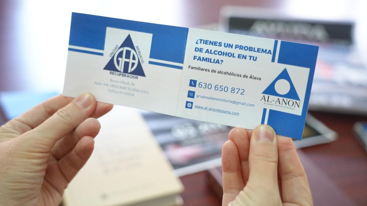Una integrante del grupo de Coronación sujeta un díptico informativo.