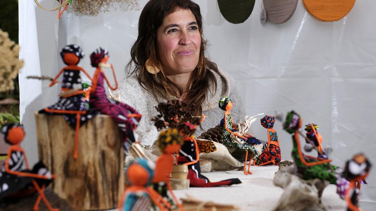 Ainara Arlegui posa con sus sukhitas, figuras artesanales hechas a mano con materiales naturales, en el mercado de producto local y artesano Basotxoa.