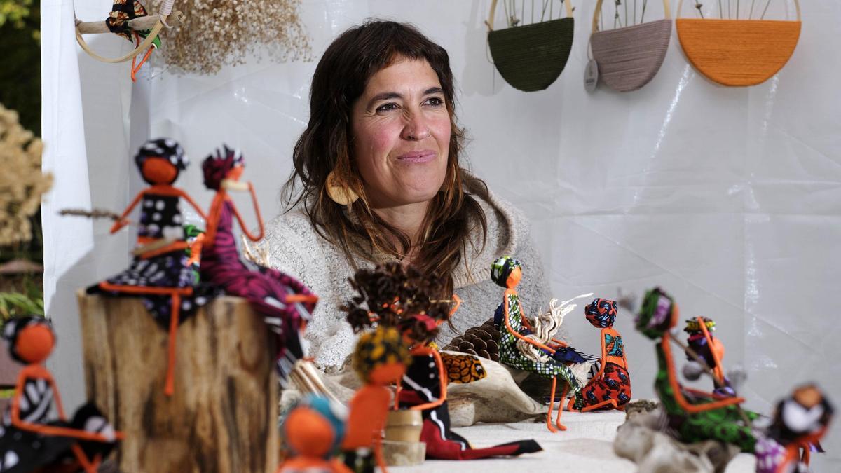 Ainara Arlegui posa con sus sukhitas, figuras artesanales hechas a mano con materiales naturales, en el mercado de producto local y artesano Basotxoa.