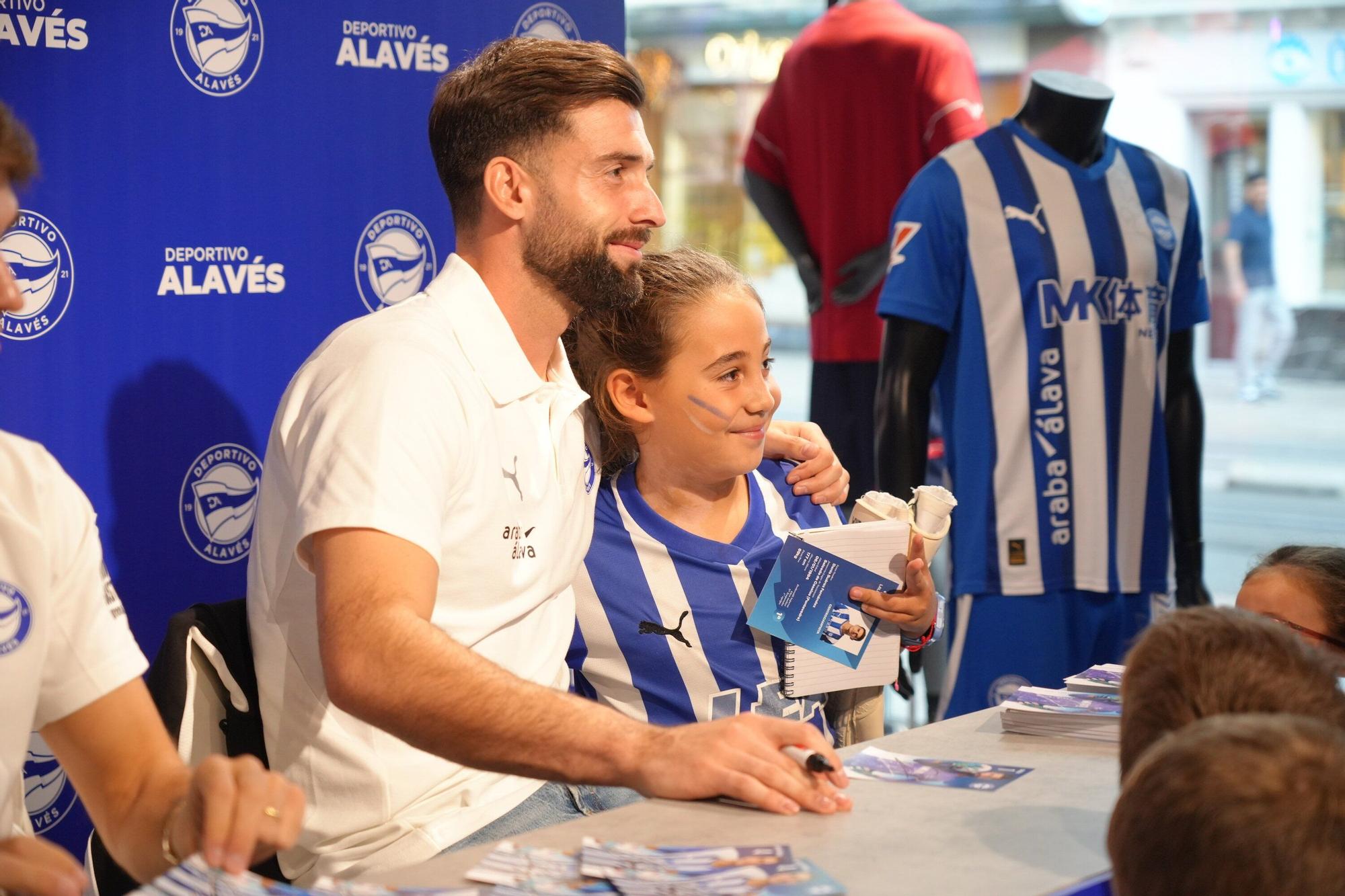 En imágenes: Firma de autógrafos para desbordar Vitoria-Gasteiz de ilusión albiazul