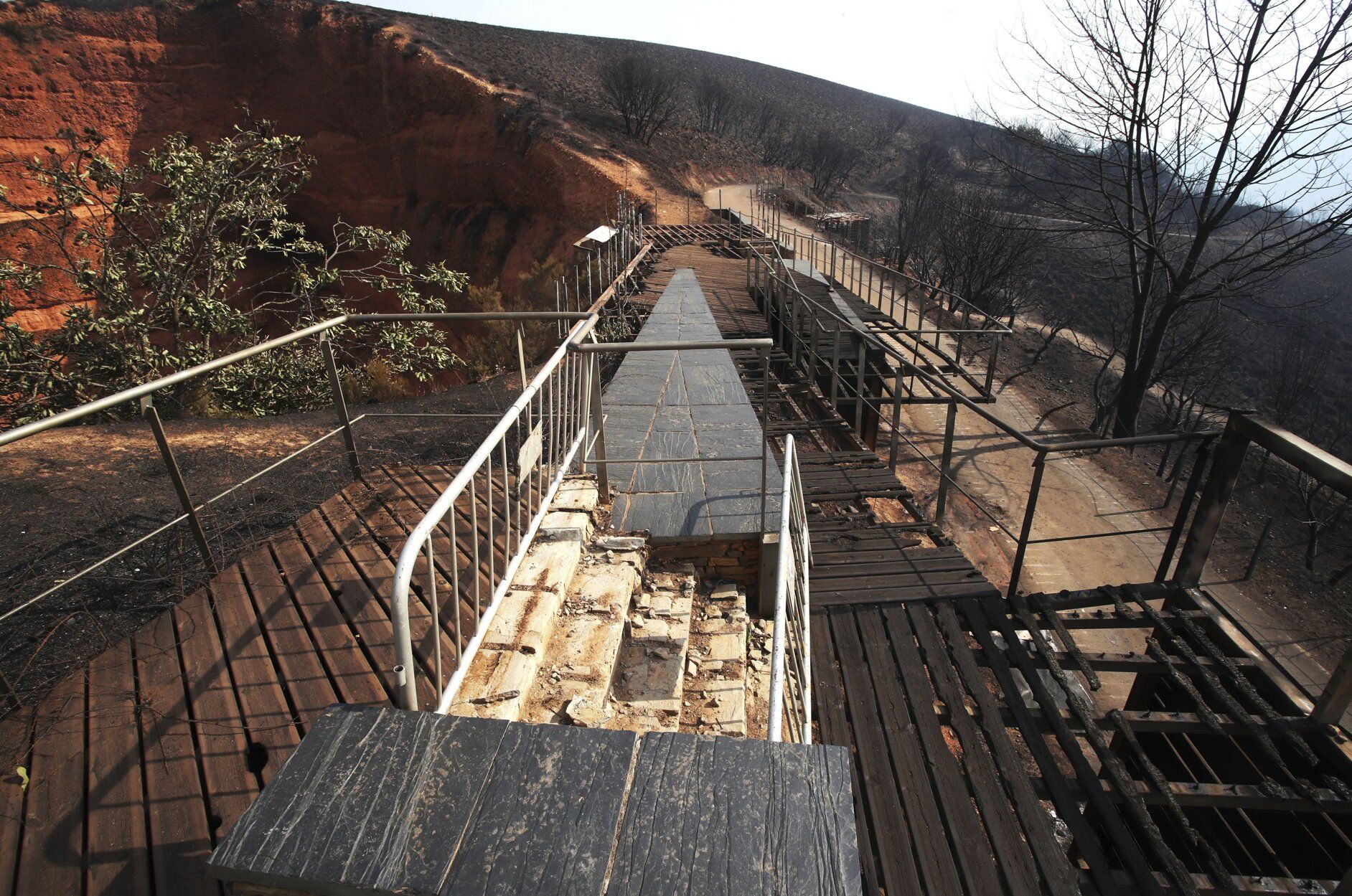Las Médulas, arrasadas por el fuego: un paisaje desolador
