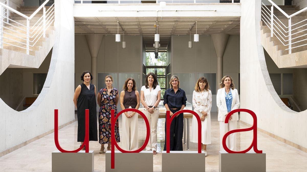 Integrantes del jurado del premio alumni, en la UPNA. De izda. a dcha., Iosune Pascual (Fundación Universidad Sociedad), Mayte Brun (Gobierno de Navarra); Almudena Sánchez (decana de la Facultad de Ciencias de la Salud), Begoña Pérez (vicerrectora de la UPNA), Laura Sandúa (Consejo Social), Maite Esporrín (Parlamento) e Idoia Zabaleta (responsable del programa Alumni).