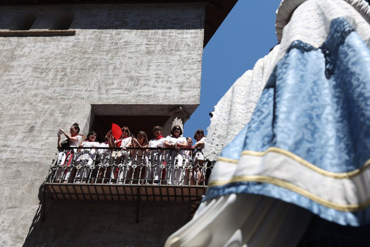 La Asociacion Festa-Los de Bronce entrega el Premio Festa 2022 a las mujeres que impulsaron la desaparición de las llamadas "madrinas" de las peñas en los Sanfermines
