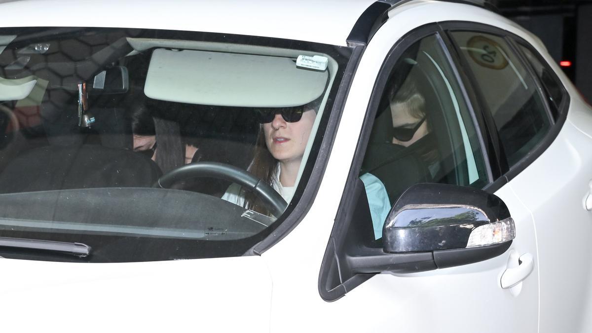 Una de las hijas de Zapatero abandona en coche su empresa tras el registro policial.