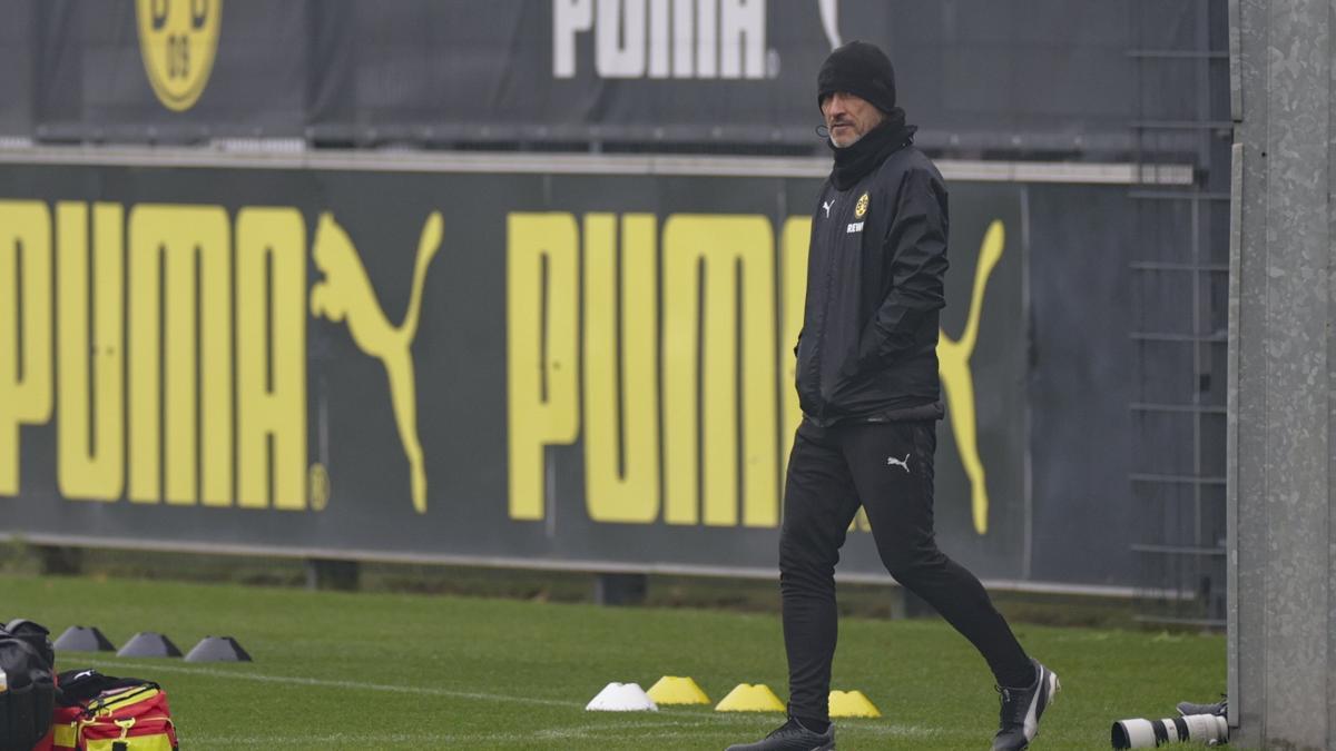 Nico Kovac, entrenador del Borussia, dirige el entrenamiento de esta mañana
