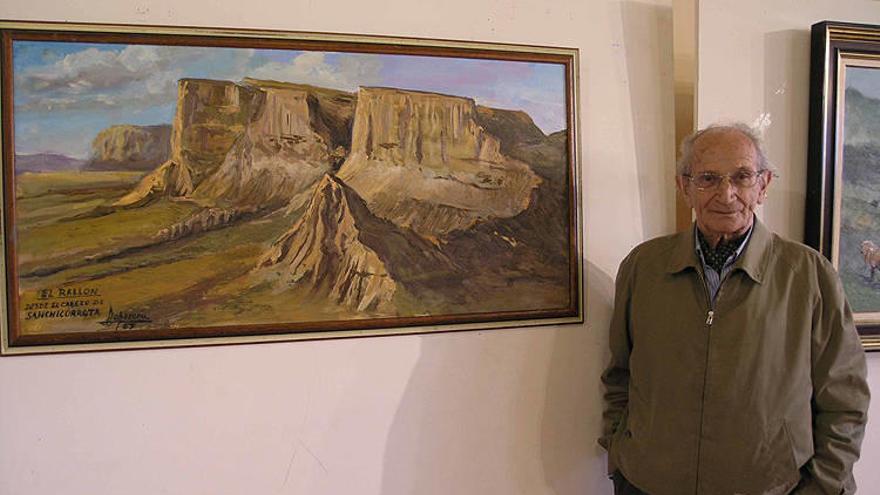 Antonio Loperena, posando junto a una de sus obras expuestas en 2008 en la Casa de Cultura de Valtierra.